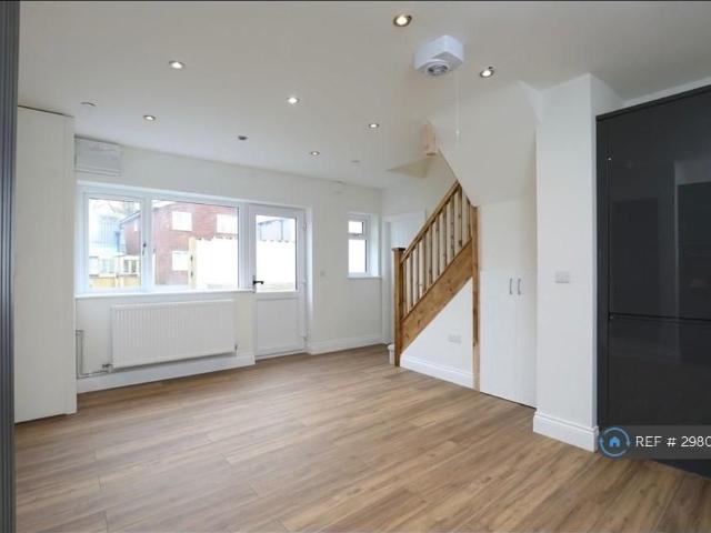 2 bedroom semi detached house to rent