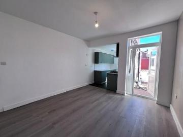 2 bedroom semi detached house to rent