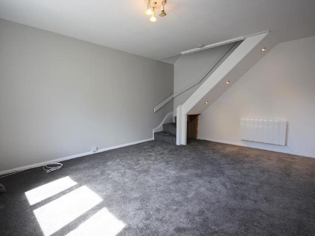 2 bedroom semi detached house to rent