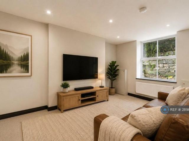 2 bedroom semi detached house to rent