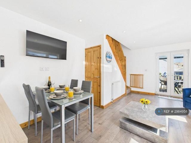2 bedroom semi detached house to rent