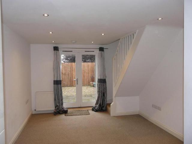 2 bedroom semi detached house to rent