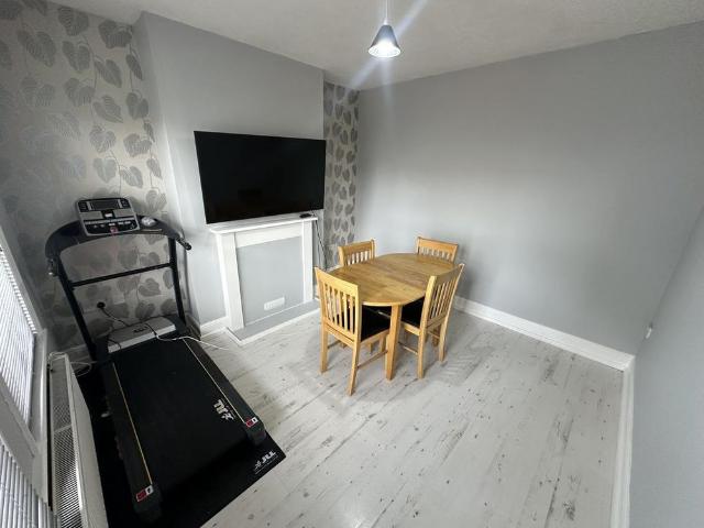 2 bedroom semi detached house to rent