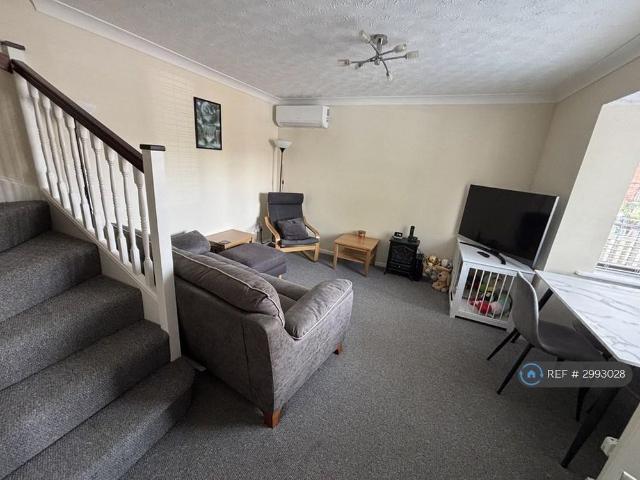 2 bedroom semi detached house to rent