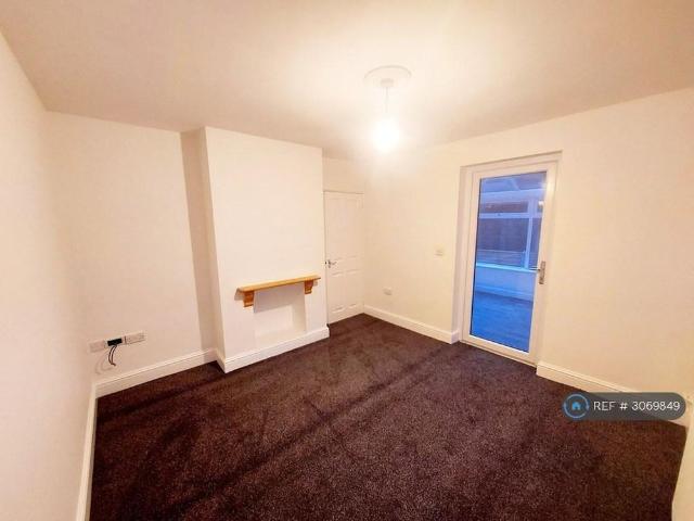 2 bedroom semi detached house to rent