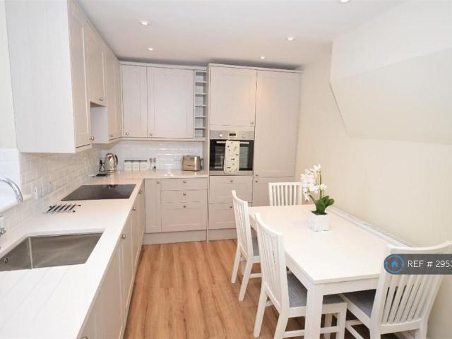 2 bedroom semi detached house to rent
