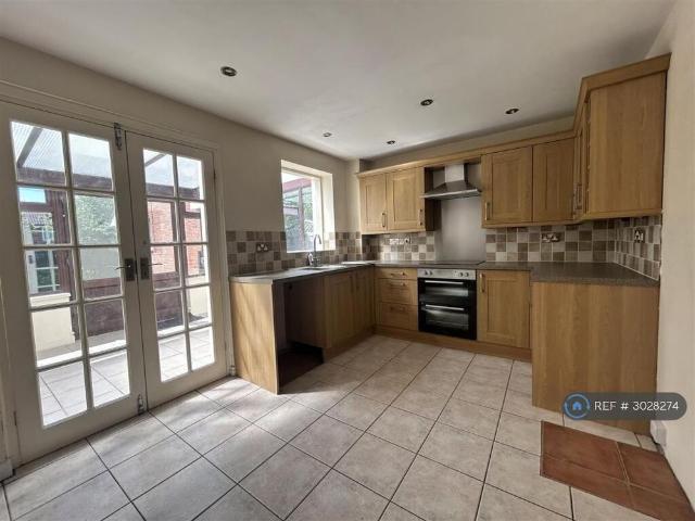 2 bedroom semi detached house to rent