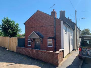 2 bedroom semi detached house to rent