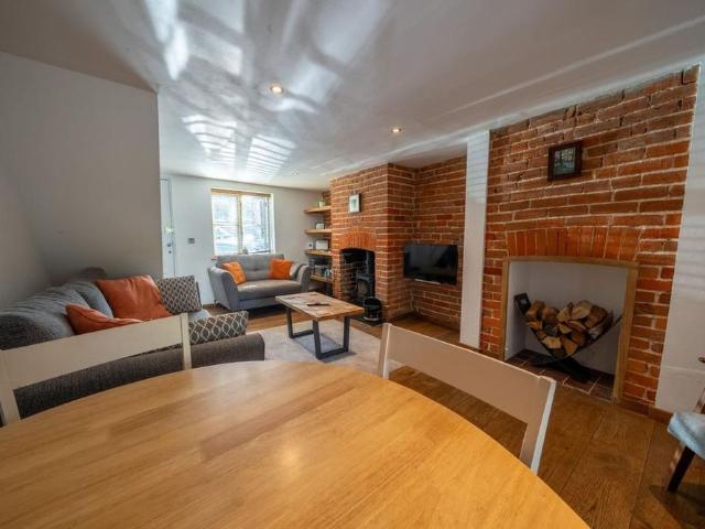 2 bedroom semi detached house to rent
