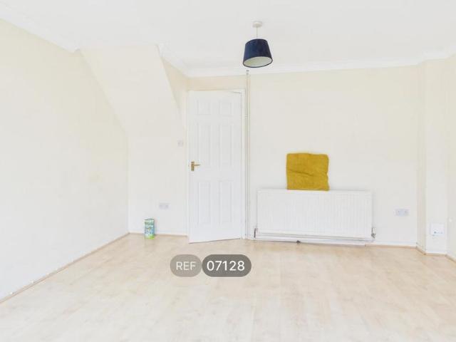 2 bedroom semi detached house to rent