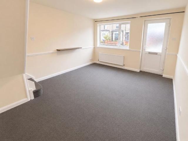 2 bedroom semi detached house to rent
