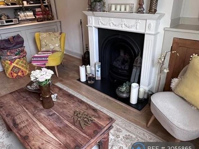 2 bedroom semi detached house to rent