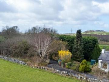 Northern Ireland - Fireplace, Equipped kitchen