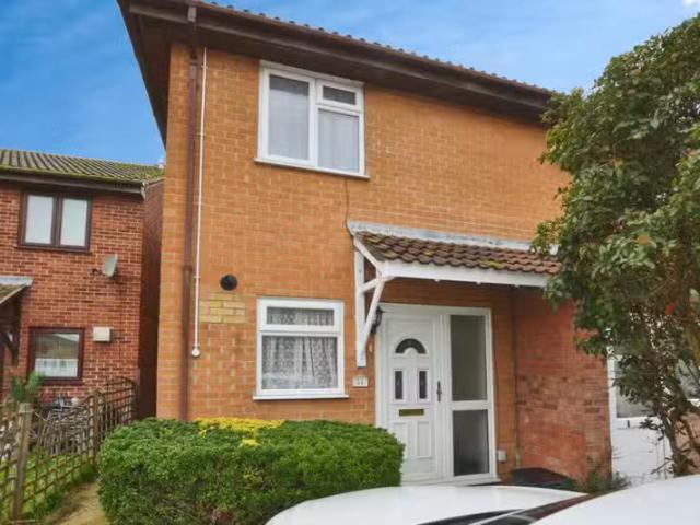 2 bedroom semi detached house for rent in Trimley Close, Clact.