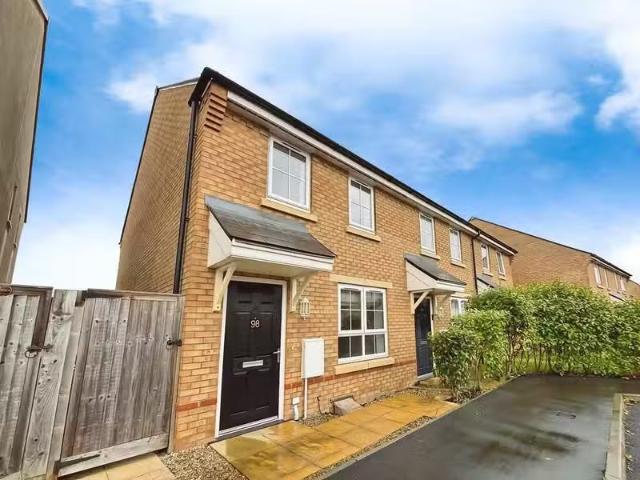 2 bedroom semi detached house for rent in Wyndham Park, Yeovil.