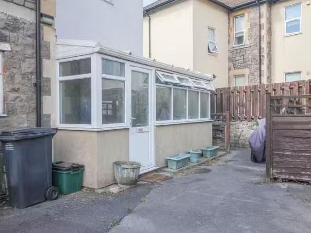 2 bedroom semi detached house for rent in Beaconsfield Road, W.