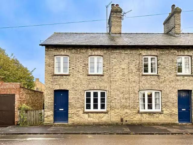 2 bedroom semi detached house for rent in Church Lane, Trumpin.