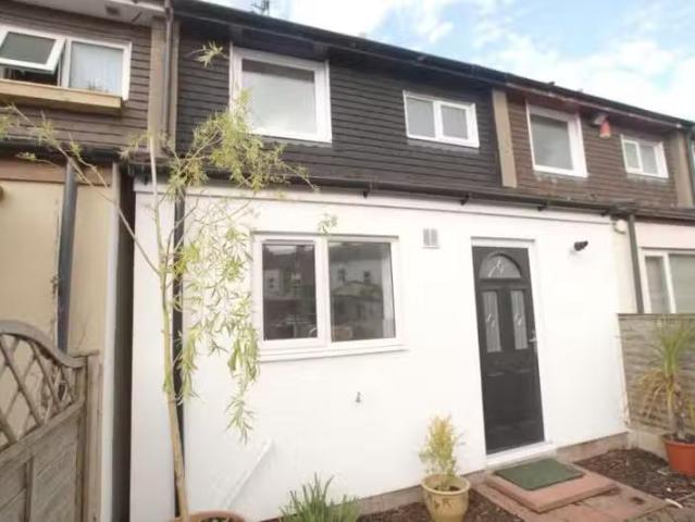 2 bedroom semi detached house for rent in Eden Place, Stanwix.