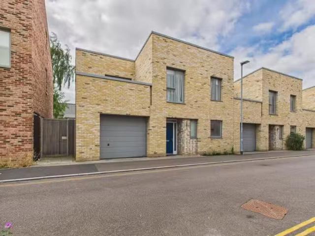 2 bedroom semi detached house for rent in Headly Street, Cambr.
