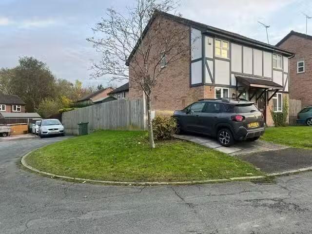 2 bedroom semi detached house for rent in Lucerne Close, Hunti.