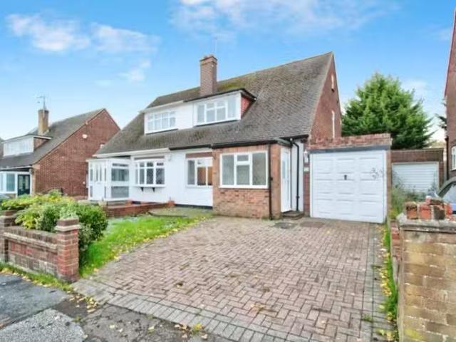 2 bedroom semi detached house for rent in Shevon Way, Brentwoo.