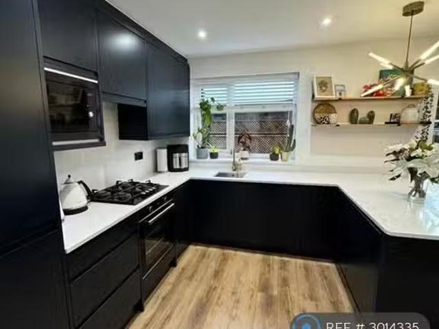 2 bedroom semi detached house for rent in Spen Crescent, Leeds.