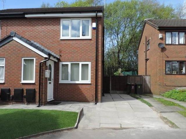 2 bedroom semidetached house for rent in Thorndale Close Royton Oldham OL2