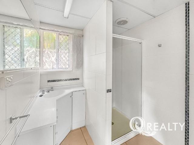 2 Bedroom Separate Granny Flat with Good Size Yard & Private Entry! Walking Distance to Shops