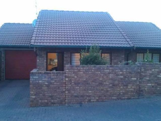 2 Bedroom Simplex in Die Hoewes