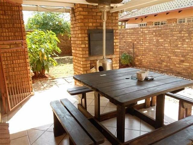 2 Bedroom Simplex in Pierre van Ryneveld