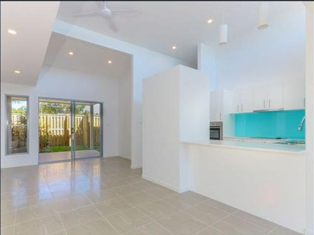 2 bedroom single level duplex beachfront street