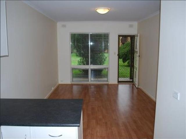 2 bedroom single story unit in Great location