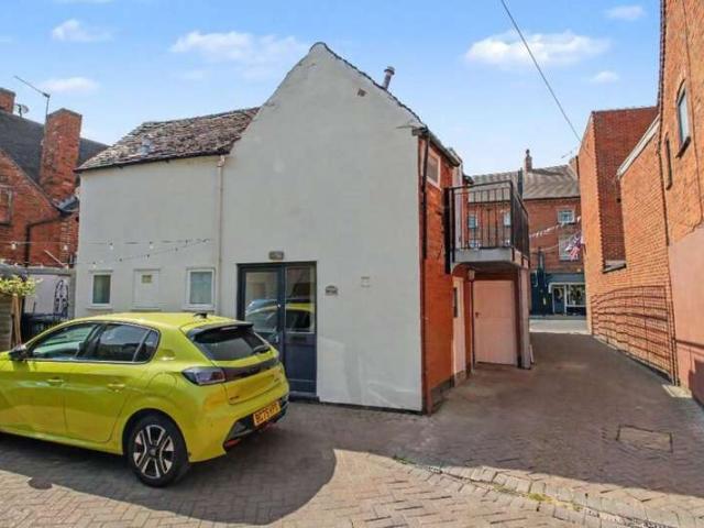 2 Bedroom Studio Flat