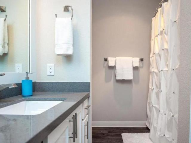 2 bedroom, Portland OR 97232 105732835