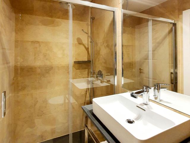 2 Bedroom Penthouse B with Private Terrace in Centro, Madrid Amsterdam Apartments for Rent