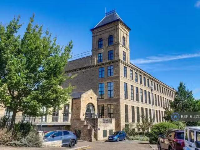2 bedroom penthouse for rent in Meadow Road, Bradford, BD10