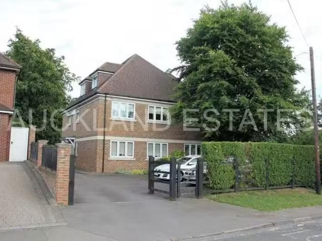 2 bedroom penthouse for rent in Bluebridge Road, Brookmans Par.