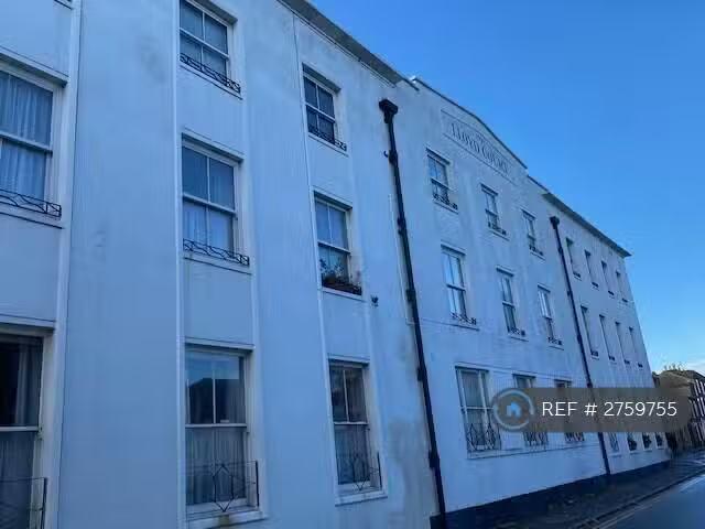 2 bedroom penthouse for rent in High Street, Deal, CT14