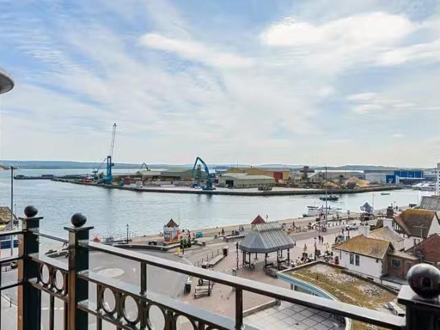 2 bedroom penthouse for rent in Vespasian, East Quay Road, Poo.