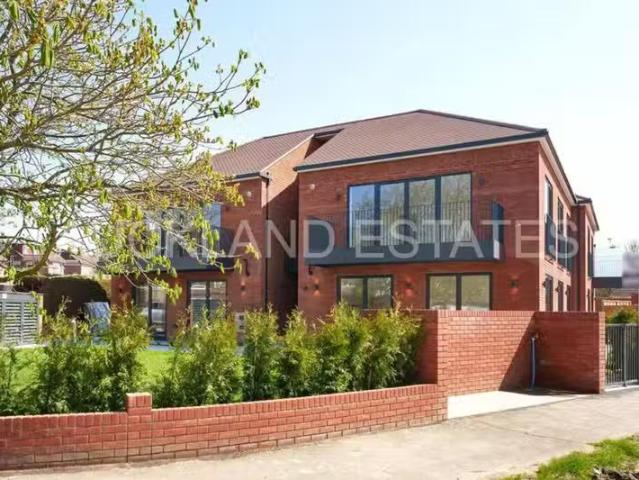 2 bedroom penthouse for rent in Westland Lodge, Brookmans Park.