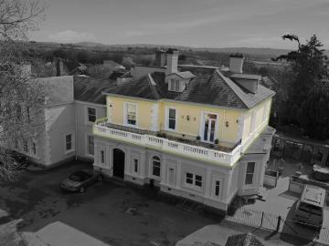 Flat for sale in Burhill - Balcony, Equipped kitchen