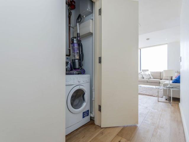 2 Bedroom Penthouse in SE1 Zone 1 with parking