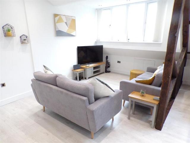 2 bedroom penthouse to rent