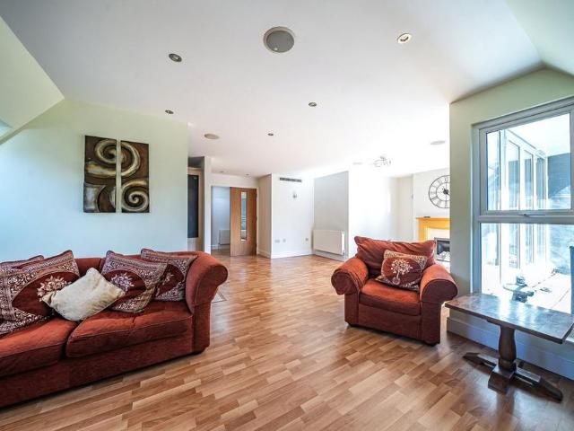 2 bedroom penthouse to rent