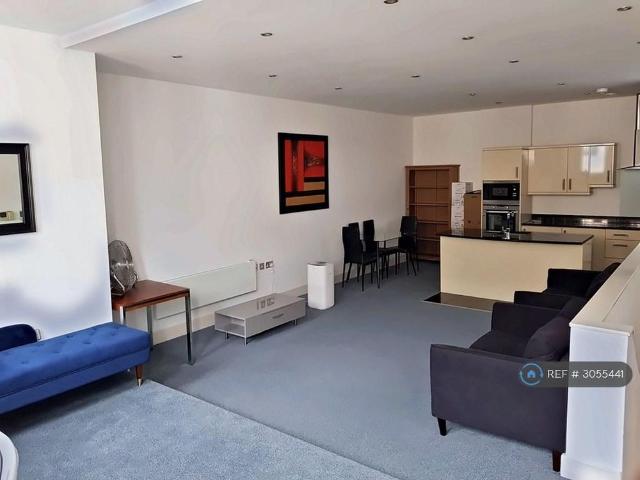 2 bedroom penthouse to rent