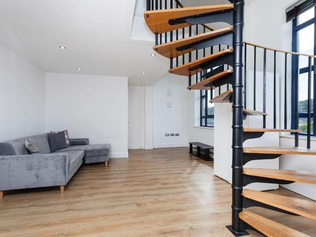 2 bedroom penthouse to rent