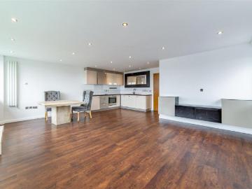 2 bedroom penthouse to rent