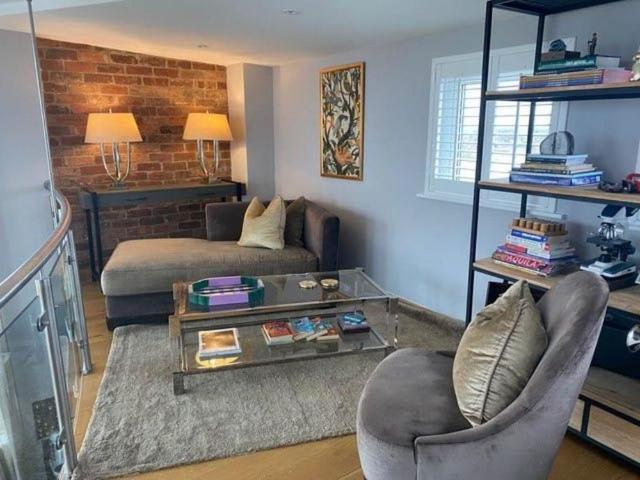 2 bedroom penthouse to rent