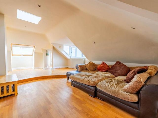 2 bedroom penthouse to rent