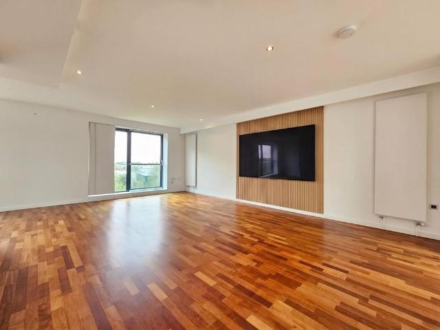 2 bedroom penthouse to rent